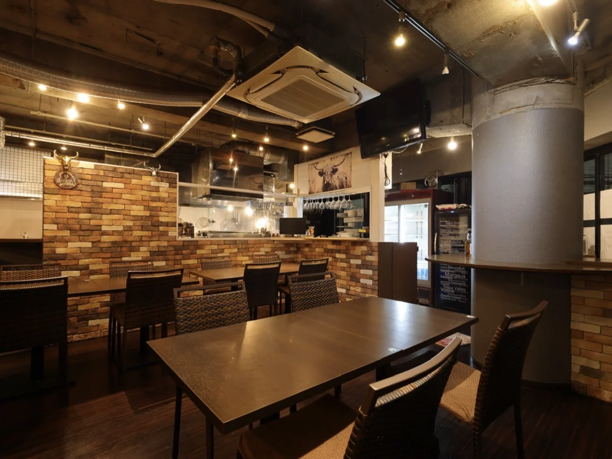 暖色照明の店内